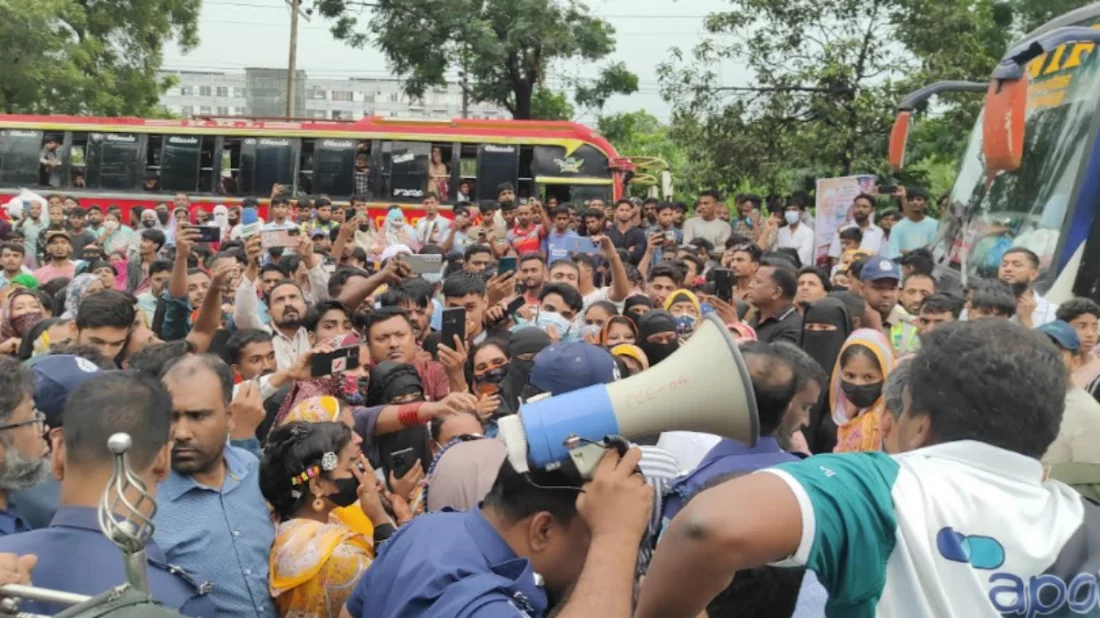 সোনারগাঁয়ে বেতন-বোনাসের দাবিতে গার্মেন্টস শ্রমিকদের ঢাকা-চট্টগ্রাম মহাসড়ক অবরোধ