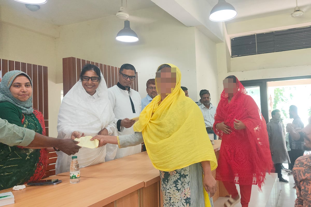 পঞ্চগড়ে দুস্থদের মাঝে প্রধানমন্ত্রীর তহবিল থেকে আর্থিক সহায়তা