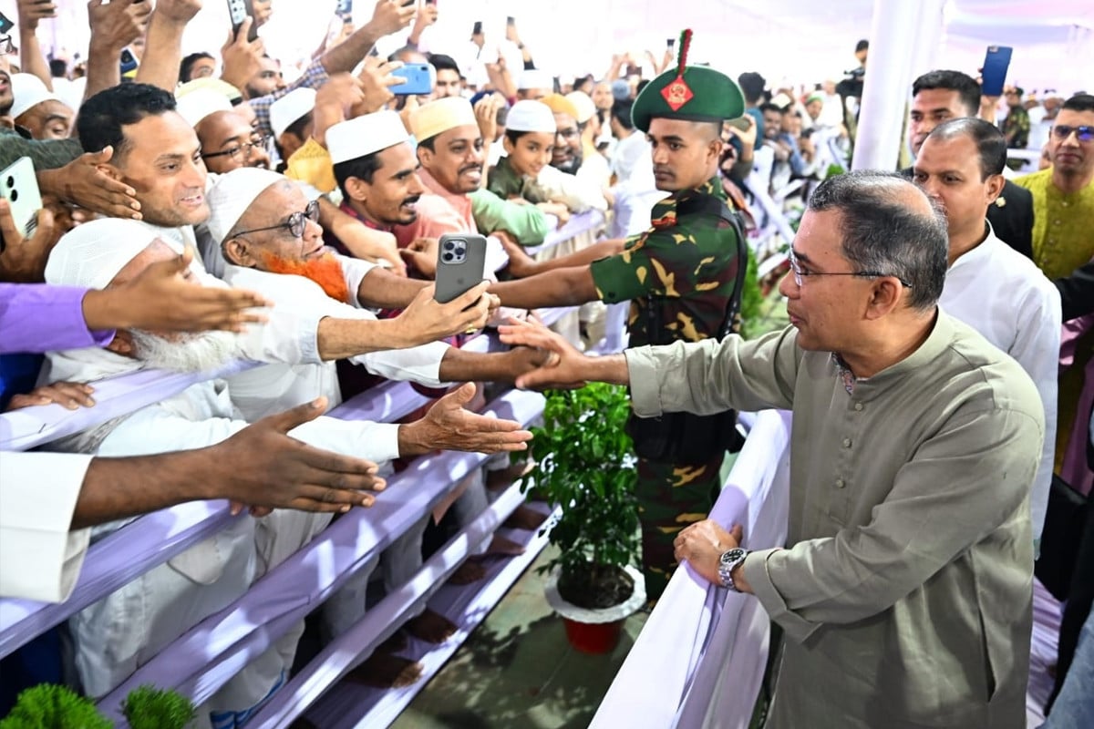 ঈদগাহে মুসল্লিদের সঙ্গে প্রধানমন্ত্রীর শুভেচ্ছা বিনিময়