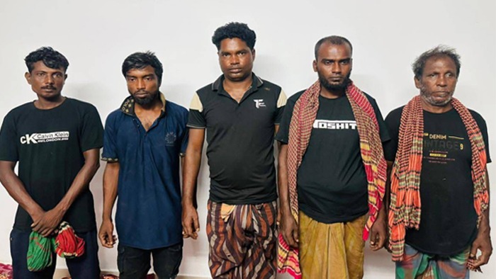 সুন্দরবনের বনদস্যু সুমন বাহিনীর আত্মসমর্পণ