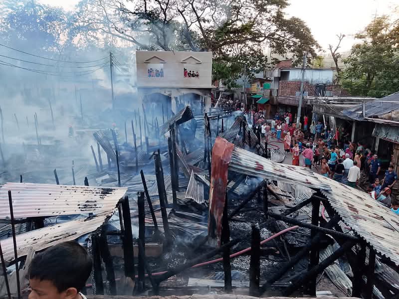 বান্দরবানে আগুনে পুড়ে ছাই ৫০টি দোকান ও বসতঘর