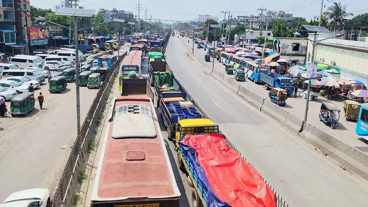ঢাকা-চট্টগ্রাম মহাসড়কে ১৭ কিলোমিটার যানজট