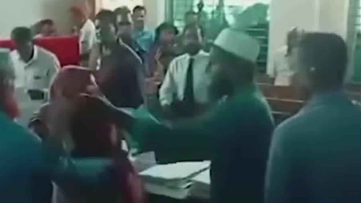 বরগুনায় এজলাসে দুই আইনজীবীর হাতাহাতি, সদস্যপদ স্থগিত ও নিষেধাজ্ঞা