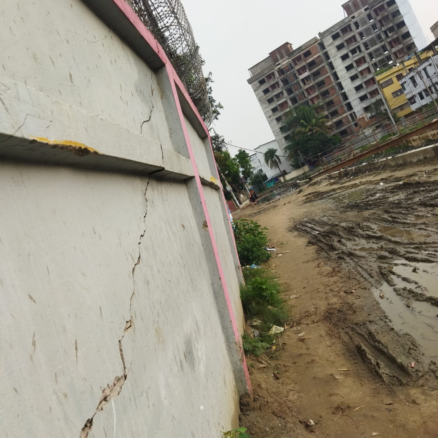 নিরাপত্তা দেয়ার স্থান হালিশহর থানার দেয়াল ও মহেশ খালের গার্ড ওয়াল আজ মৃত্যুকূপ।