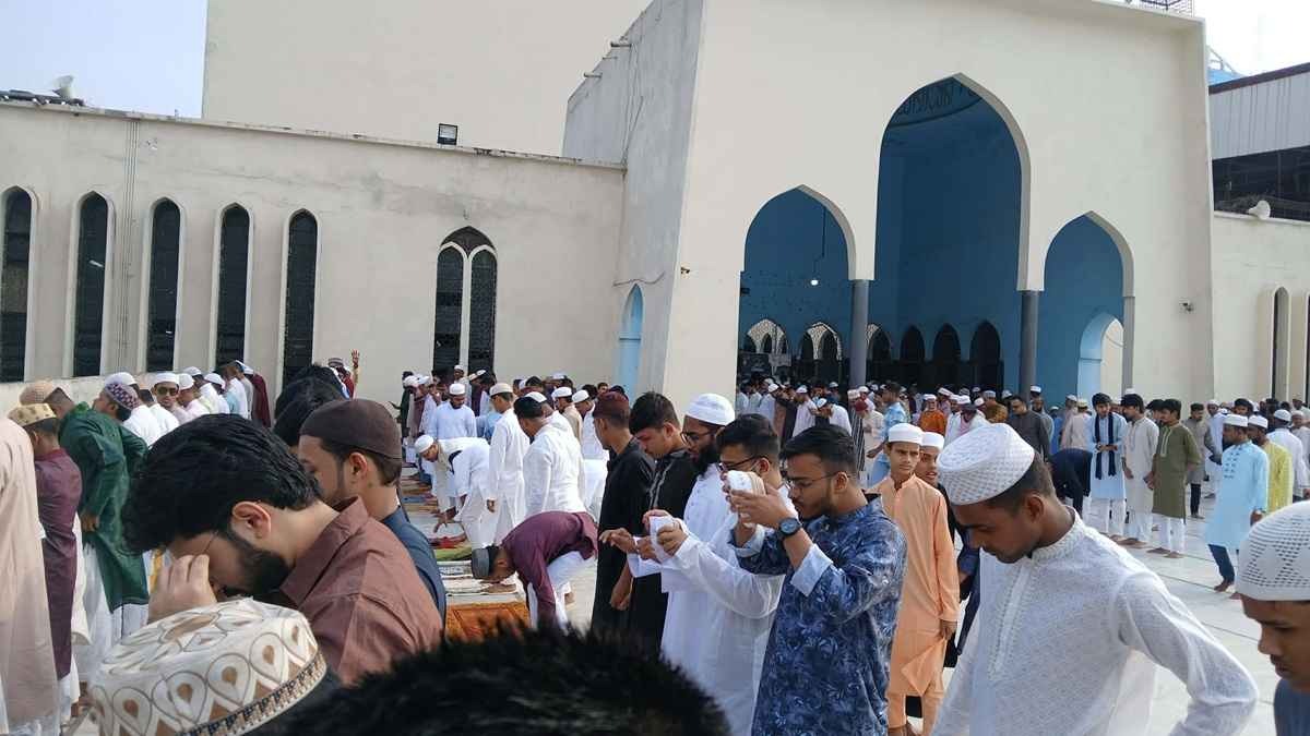 জাতীয় মসজিদে বায়তুল মোকাররমে ঈদের প্রথম জামাত অনুষ্ঠিত