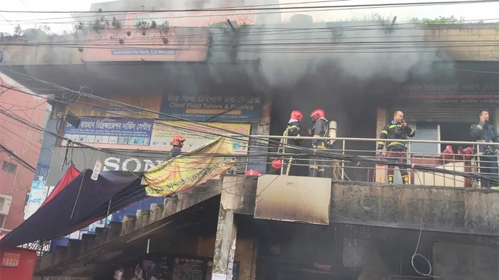 রাজধানীর কলমিলতা বাজারে আগুন, ১০ ইউনিটের চেষ্টায় নিয়ন্ত্রণে