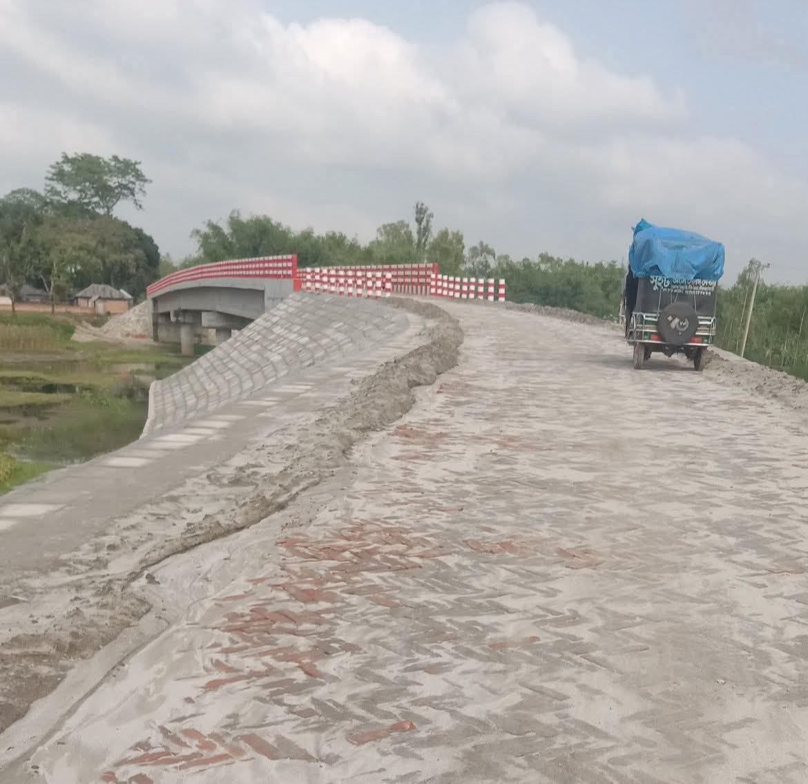 পঞ্চগড়ে টাঙ্গন নদীর ওপর ধরধরা ব্রিজ উদ্বোধন করার পর কাজের মান ও সংযোগ সড়ক দেখে ক্ষেপে গেলেন প্রতিমন্ত্রী ফরহাদ হোসেন আজাদ।