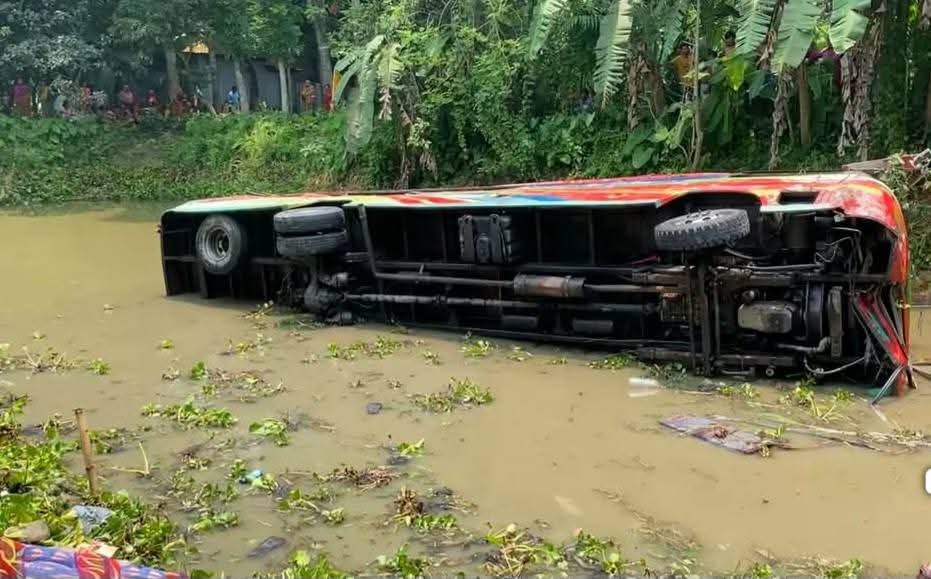 খোকসায় বাস-ট্রাক সংঘর্ষে নিহত ৩, আহত ২৫