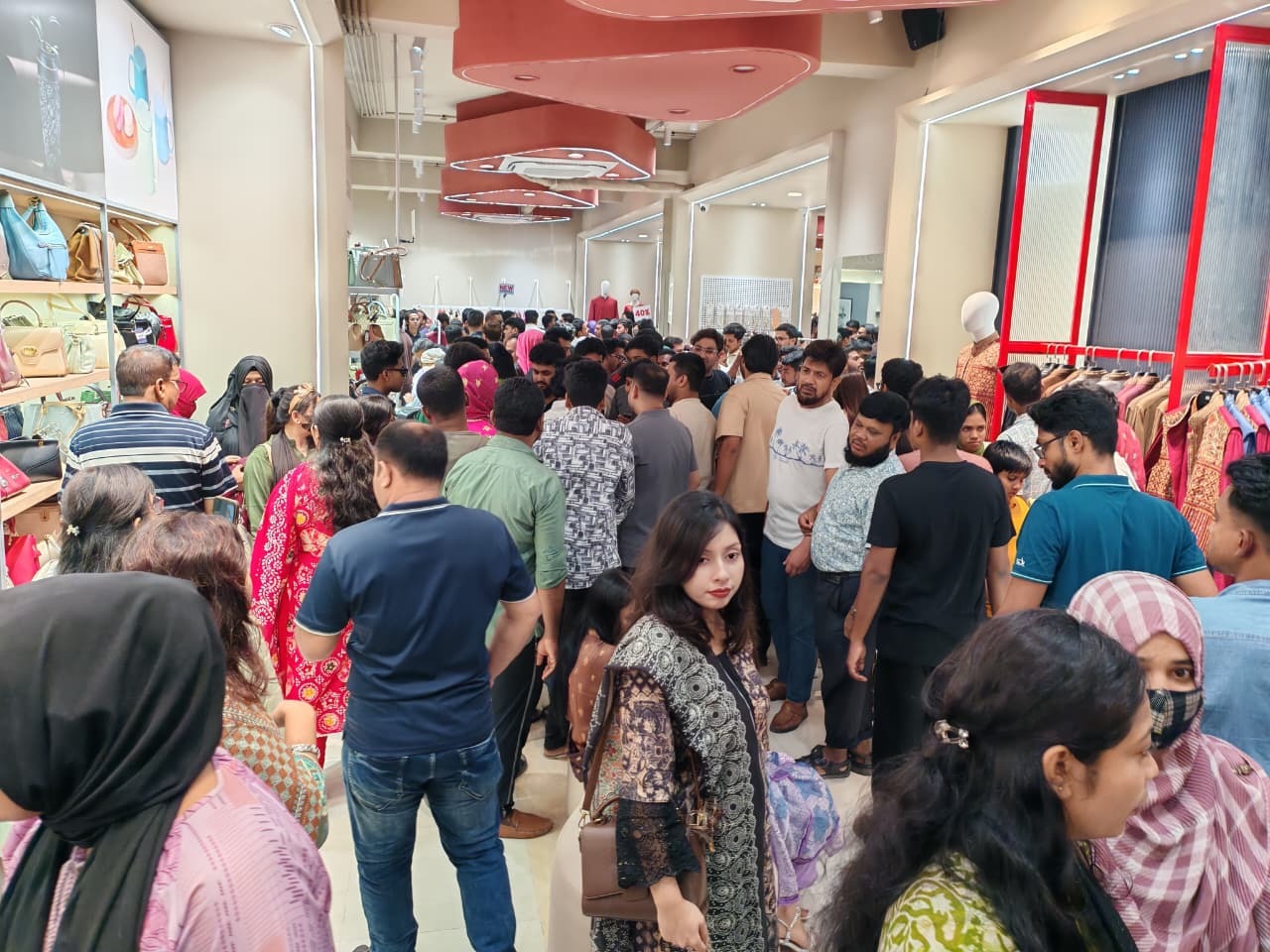 ফরিদপুরে যাত্রা শুরু করল দেশ সেরা ফ্যাশন ব্র্যান্ড সেইলর