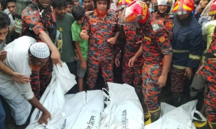 ব্রাহ্মণবাড়িয়া সরাইলে সেপটিক ট্যাংকে নেমে ৪ শ্রমিকের মৃত্যু