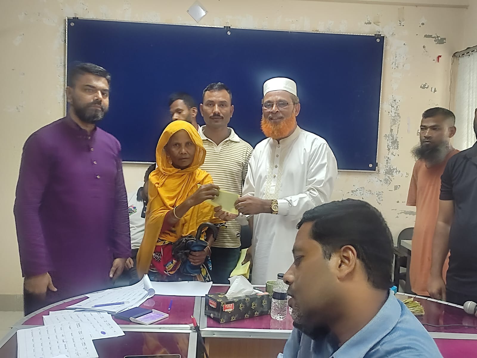 গাইবান্ধায় এমপি আব্দুল করিমের উদ্যোগে দুস্থদের মাঝে নগদ অর্থ বিতরণ