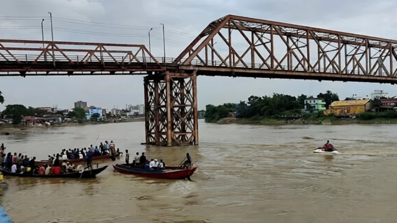 সিলেটে ঢল ও টানা বৃষ্টিতে বাড়ছে নদ-নদীর পানি