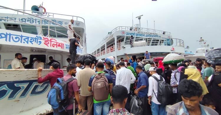 লক্ষ্মীপুর লঞ্চঘাটে ঘরমুখো যাত্রীদের উপচে পড়া ভিড়