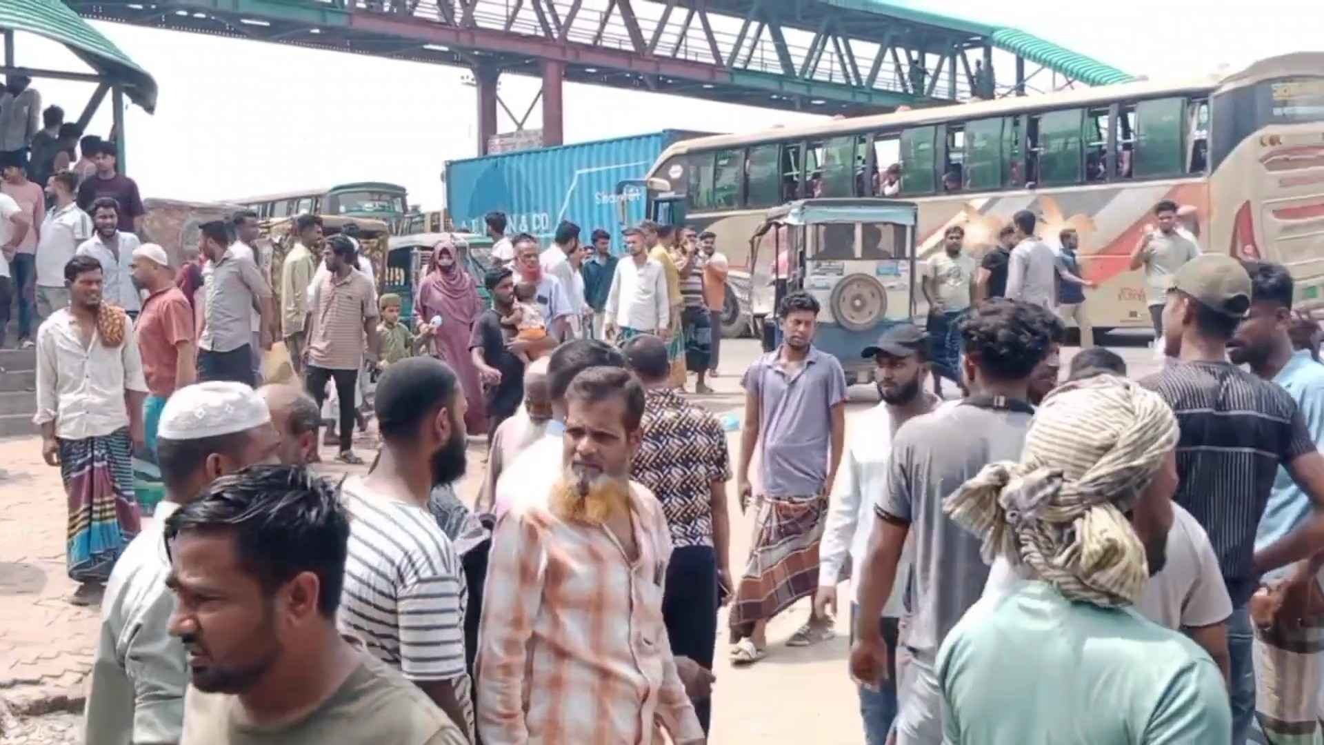 সোনারগাঁয়ে চাঁদা না পেয়ে অটোরিকশা চালক হত্যা, প্রতিবাদে মহাসড়ক অবরোধ