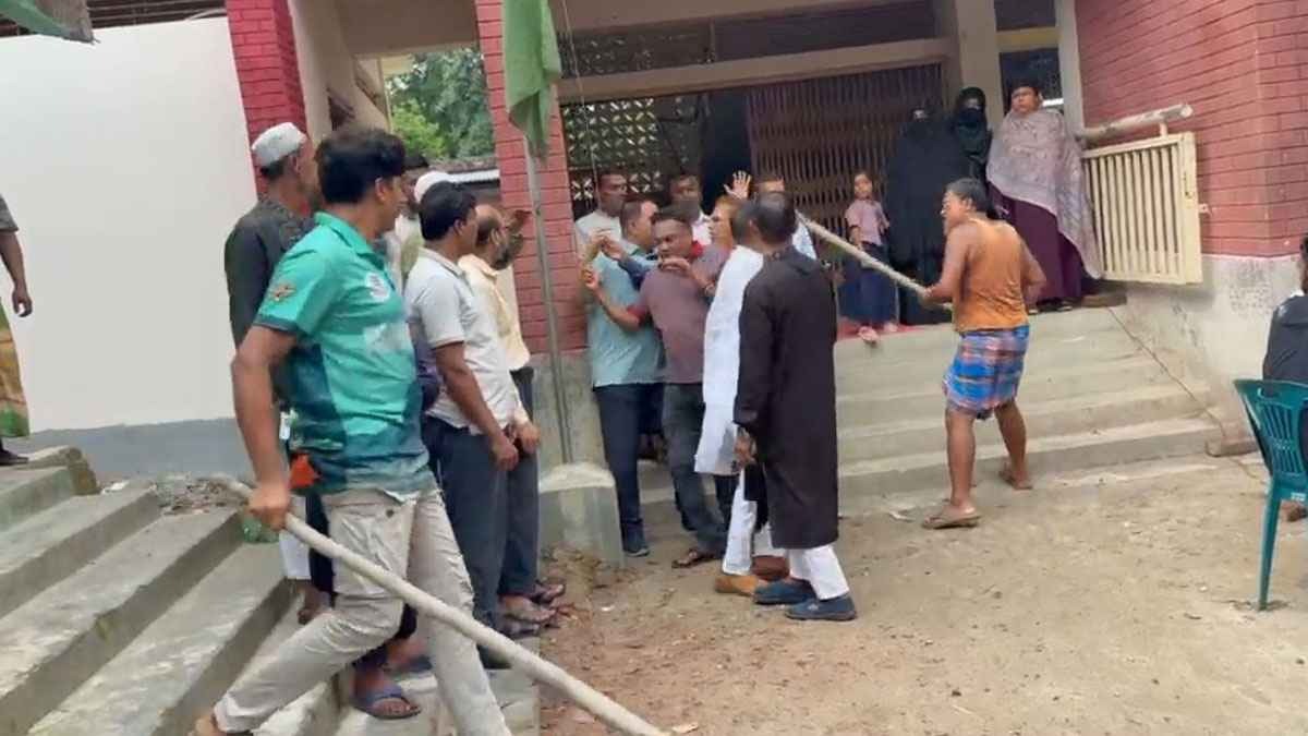 শরীয়তপুর জাতীয় সংগীতের সময় ইউপি চেয়ারম্যানকে লাঞ্ছিত করলেন বিএনপি নেতা