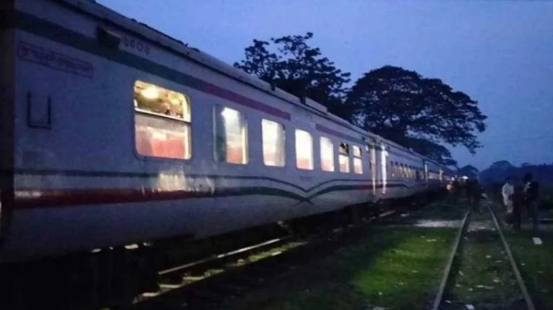 বিজয় এক্সপ্রেসের ইঞ্জিনে আগুন, চট্টগ্রাম-ময়মনসিংহ রুটে ট্রেন চলাচল বন্ধ