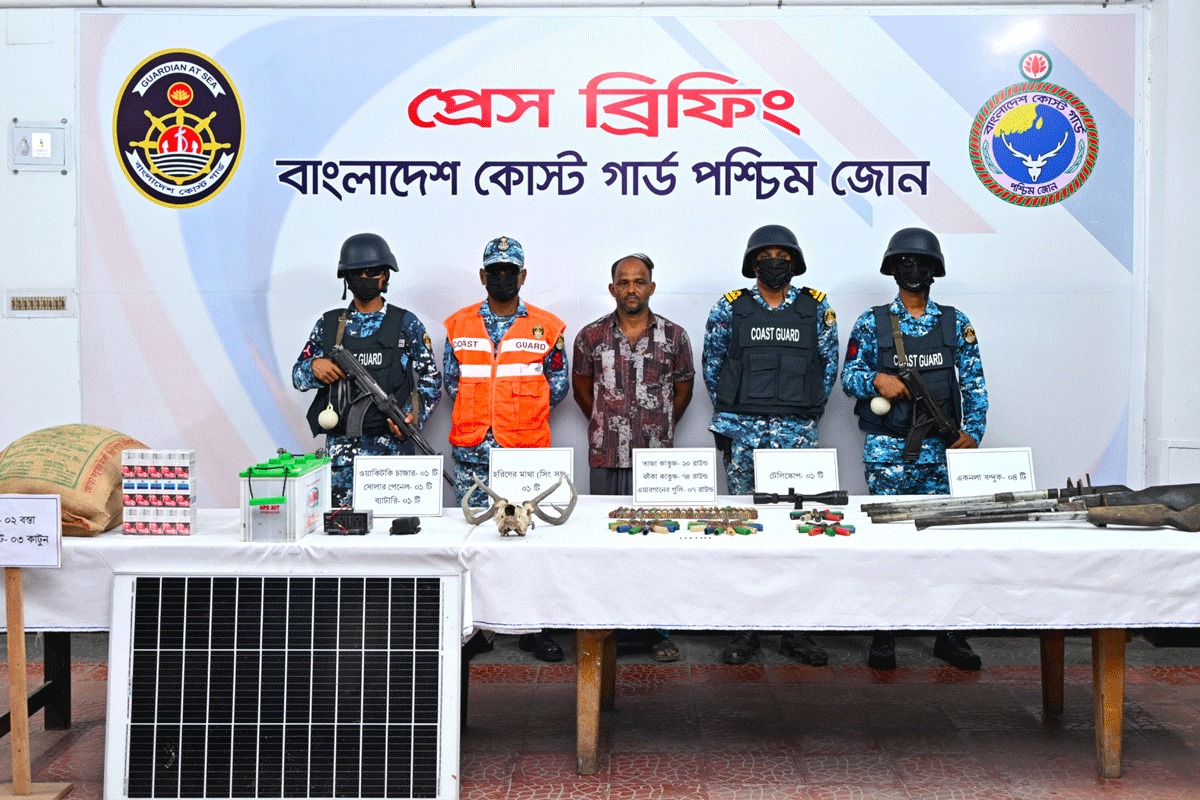 সুন্দরবনে অস্ত্র-গুলিসহ বনদস্যু করিম শরীফ বাহিনীর সদস্য আটক
