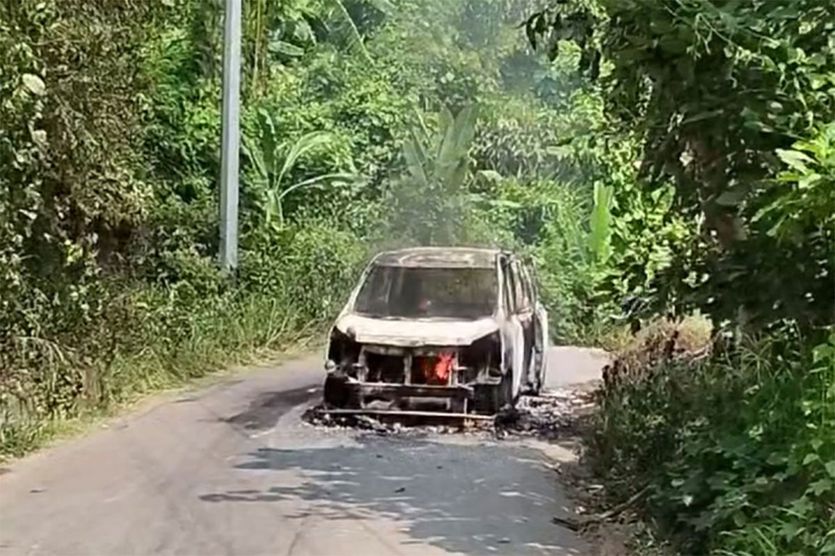 বান্দরবানে পর্যটকবাহী গাড়িতে আগুন