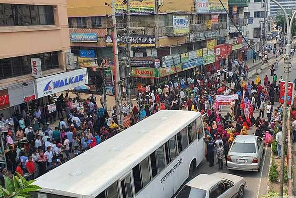 রাজধানী ঢাকার কচুক্ষেতে কারখানা বন্ধের প্রতিবাদে শ্রমিকদের সড়ক অবরোধ