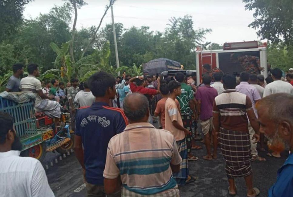 রাজশাহীতে মাহিন্দ্রা-ট্রাক সংঘর্ষে দুইজনের প্রাণহানি, আহত ৩
