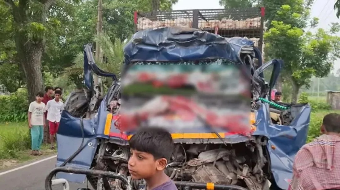 টাঙ্গাইলের দাঁড়িয়ে থাকা ট্রাকের সঙ্গে পিকআপ ভ্যানের সংঘর্ষে নিহত ৪