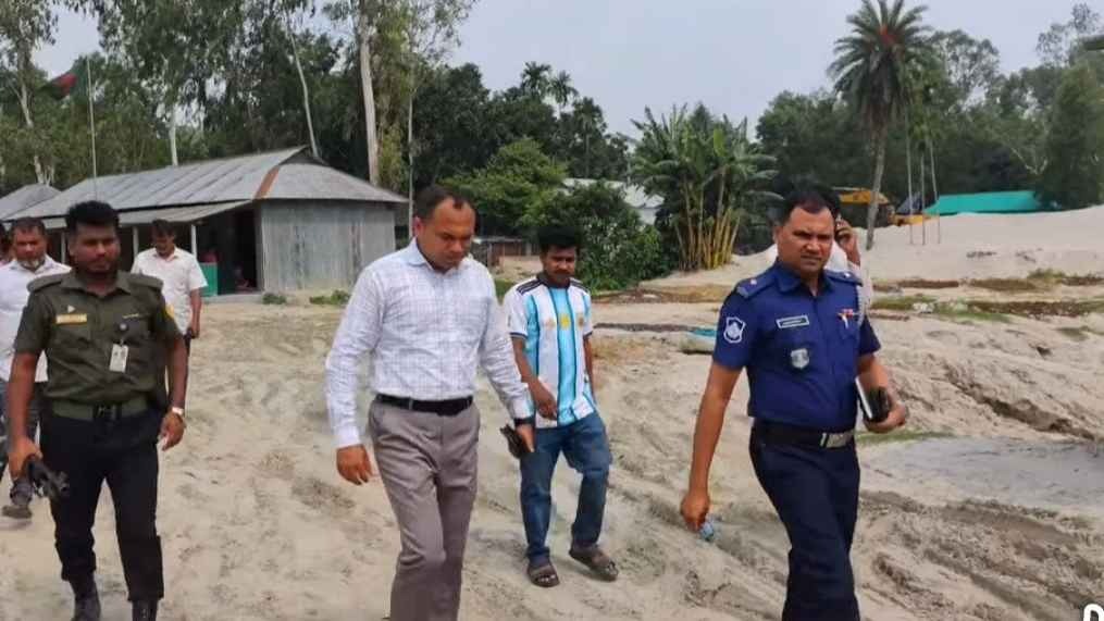 টাঙ্গাইলে বিদ্যালয়ের পাশে বালুঘাট, ব্যবসায়ীকে ৫০ হাজার টাকা জরিমানা