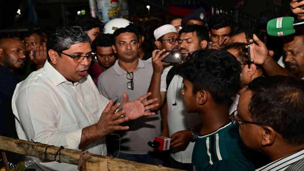 রাজধানীর শাহবাগে যত্রতত্র ময়লা ফেলা বন্ধে প্রতিমন্ত্রীর ঝটিকা অভিযান