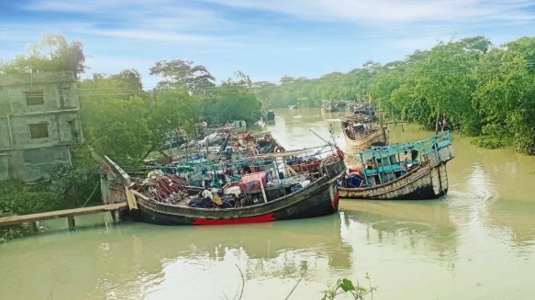 বরগুনা পাথরঘাটা সাগর থেকে খালি ফিরছে একের পর এক ট্রলার