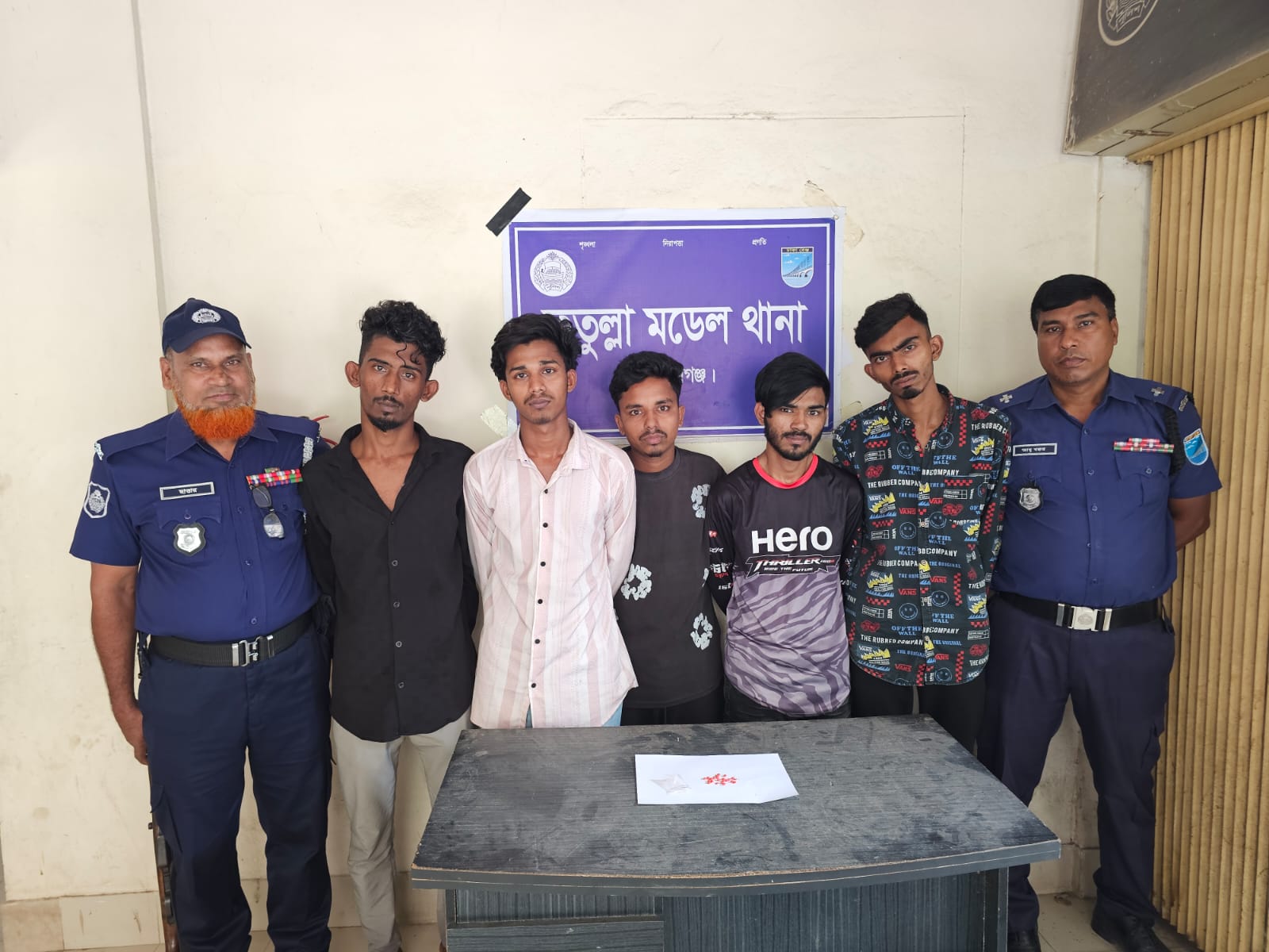 ফতুল্লা মডেল থানা পুলিশ কর্তৃক ২১ (একুশ) পিচ ইয়াবা ট্যাবলেট, যাহার ওজন ২.১ গ্রাম সহ ৫ জন মাদক ব্যবসায়ী গ্রেফতার।