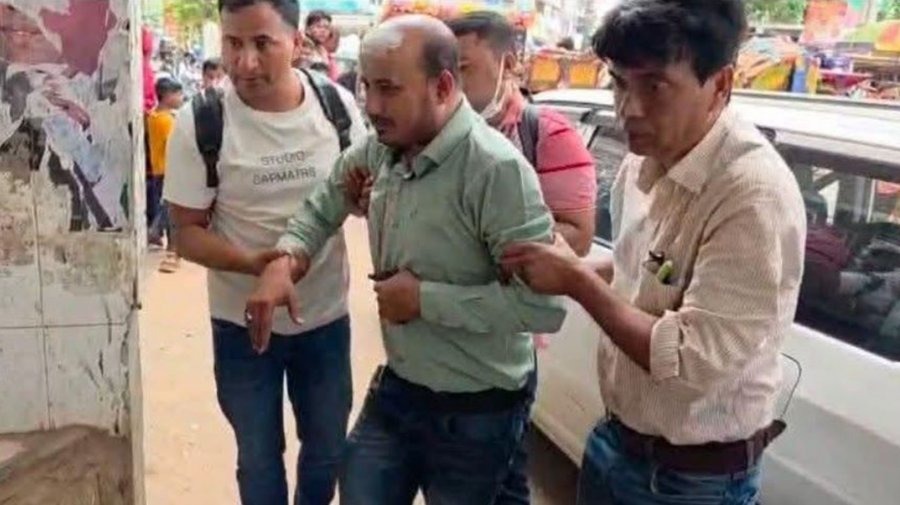 গাজীপুরে পুলিশ বক্সে ঢুকে সাংবাদিকের ওপর হামলা, যুবক আটক