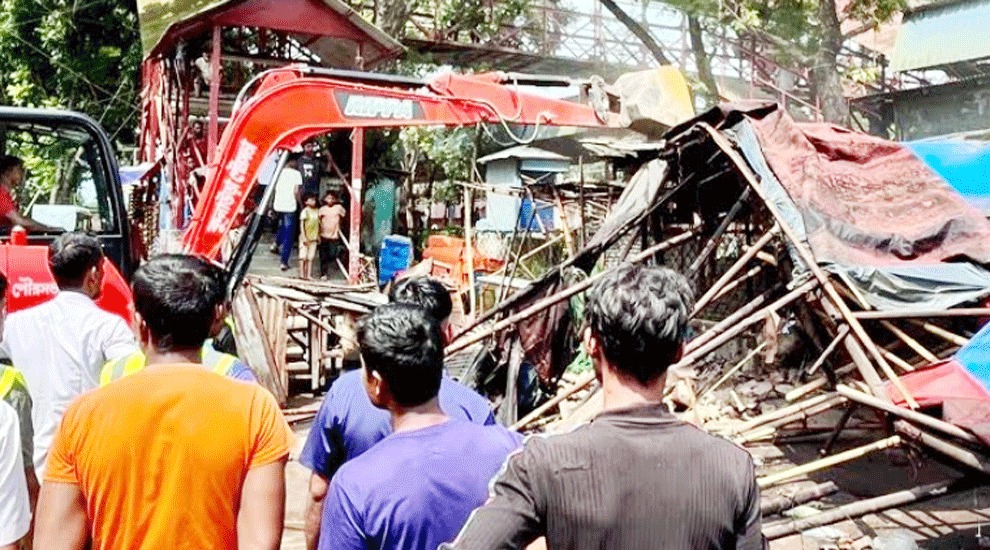 মৌলভীবাজার কুলাউড়ায় অ্যাকশনে প্রশাসন, গুঁ*ড়ি*য়ে দেওয়া হলো ১২ অবৈধ দোকান