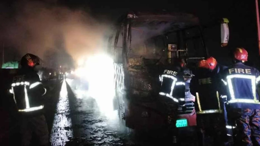 মুন্সীগঞ্জের সিরাজদিখানে কুচিয়ামোড়া সেতুর ওপর চলন্ত বাসে হঠাৎ আগুন, অল্পের জন্য রক্ষা পেলেন যাত্রীরা