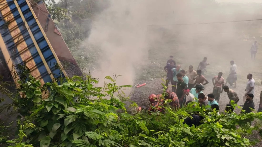 কুষ্টিয়ায় পাথরবোঝাই ট্রাক উল্টে চালক-সহকারী নিহত