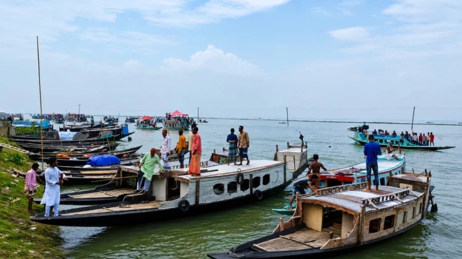 নেত্রকোনা ৫৭ টাকার যাত্রায় গুনতে হচ্ছে ২৫০ টাকা, ভোগান্তিতে যাত্রীরা