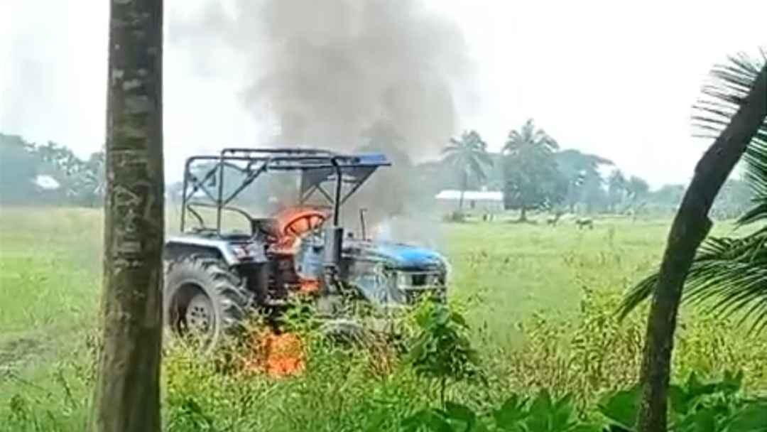 লক্ষ্মীপুর কৃষকের ট্রাক্টরটির কিস্তিও শেষ হয়নি, পুড়িয়ে দিলো বিএনপির লোকজন