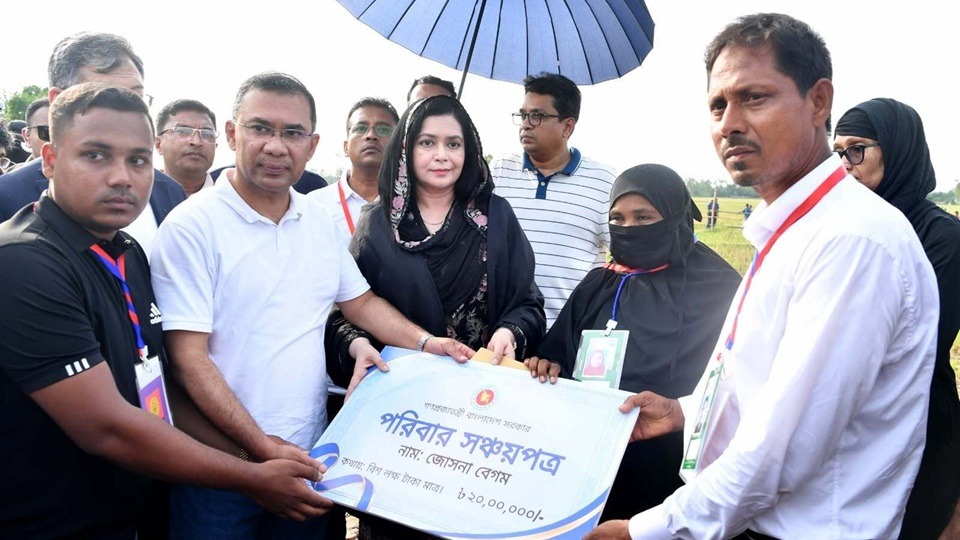 শহীদ ওয়াসিমের কবর জিয়ারত করলেন প্রধানমন্ত্রী বাবা-মায়ের হাতে তুলে দিলেন ২০ লাখ টাকার সঞ্চয়পত্র