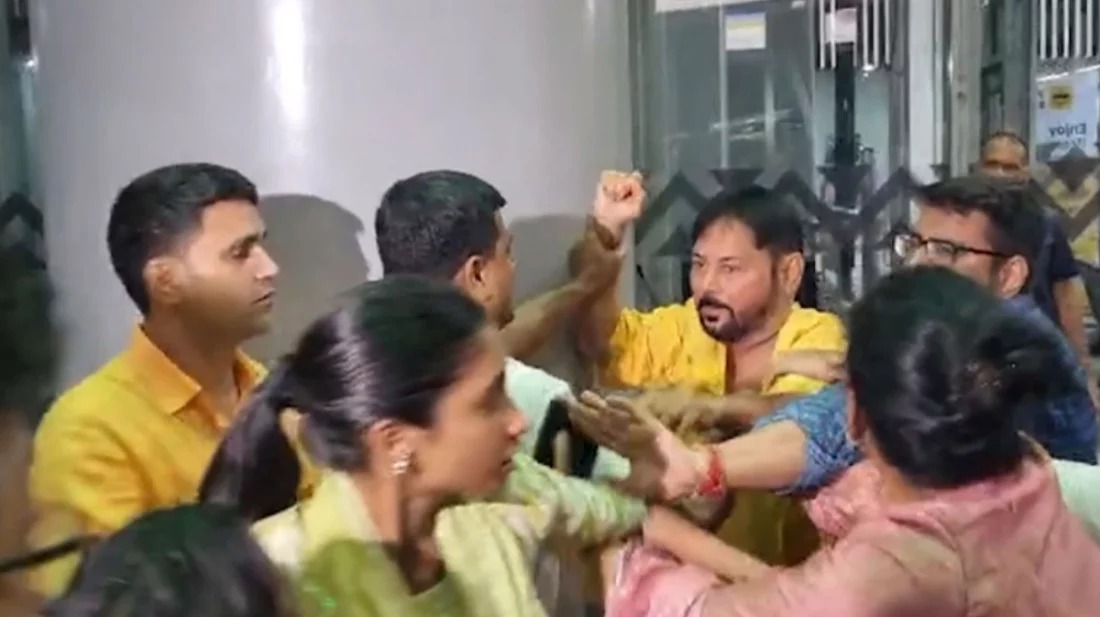 কলকাতা বিমানবন্দরে ডিম নিয়ে অপেক্ষা, তৃণমূল-বিজেপির সংঘর্ষ