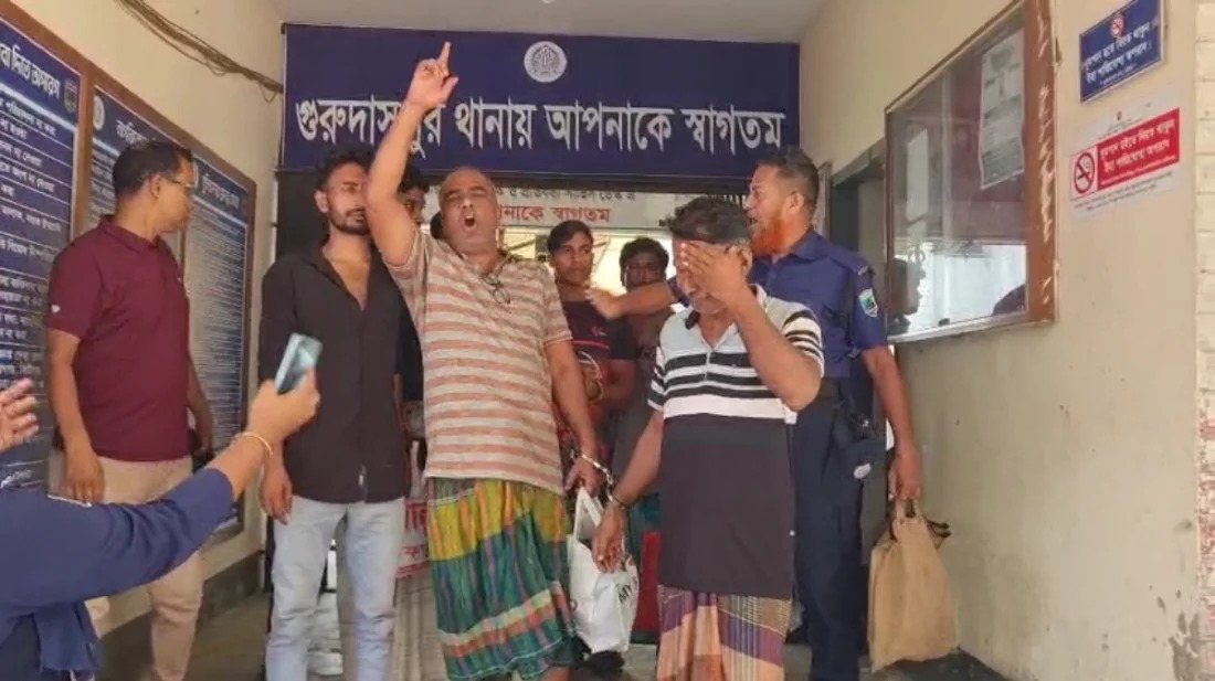 নাটোর গ্রেপ্তারের পর থানা ফটকে ‘জয় বাংলা’ স্লোগান