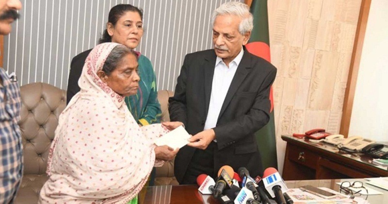 সোশ্যাল মিডিয়ায় জনপ্রিয় লোকশিল্পী লাইলী বেগমকে ৩ লাখ টাকা অনুদান
