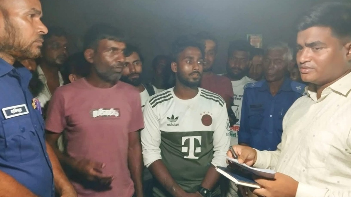 গাইবান্ধায় অতিরিক্ত ভাড়ার টাকা যাত্রীদের ফেরত, বাসে জরিমানা