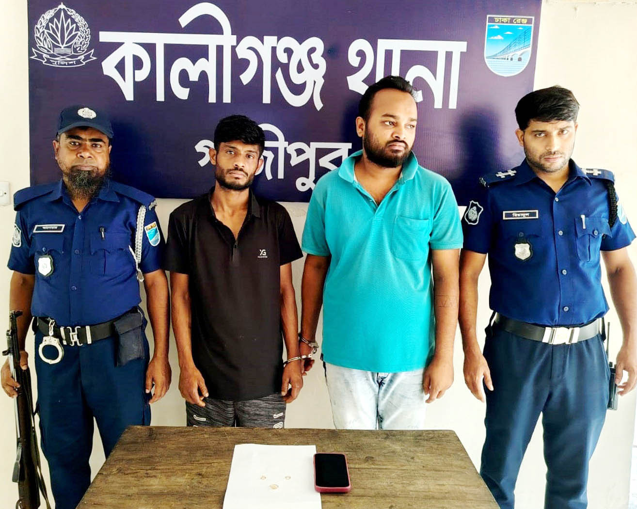 কালীগঞ্জে চালকের বেশে ছিনতাই-মালামালসহ আটক ২