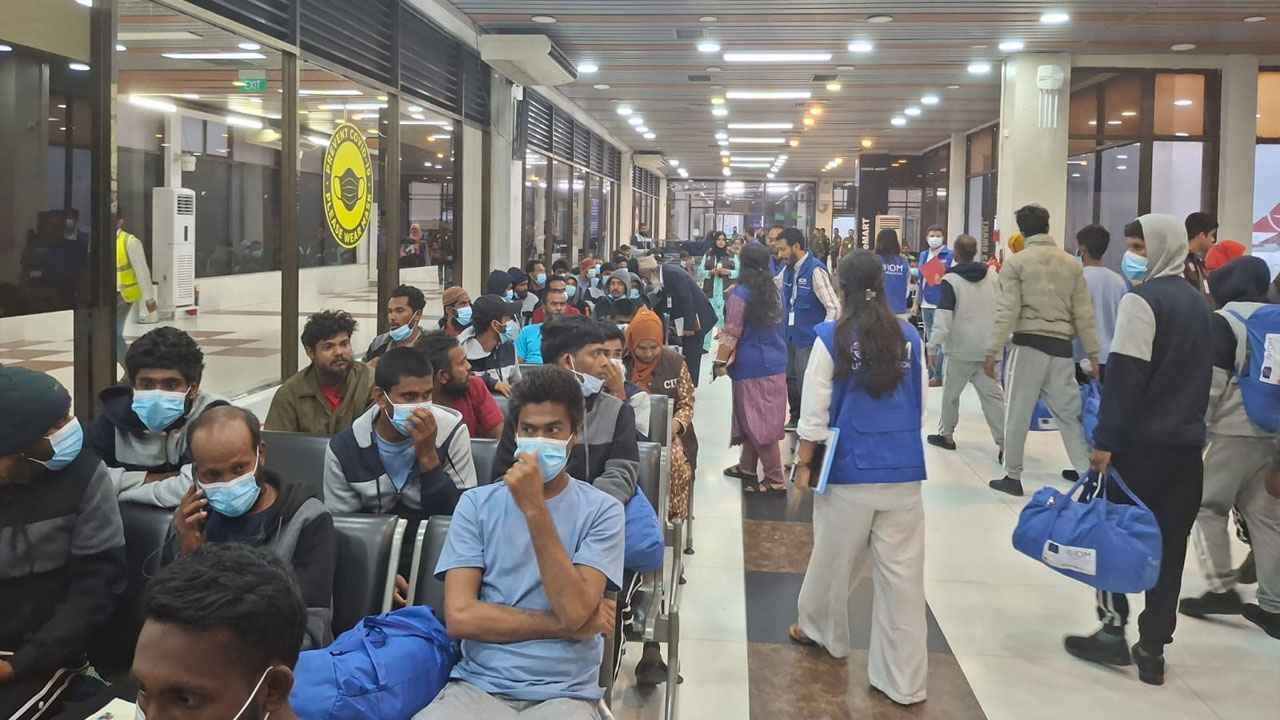 লিবিয়া থেকে ফিরলেন আরও ১৭২ বাংলাদেশি
