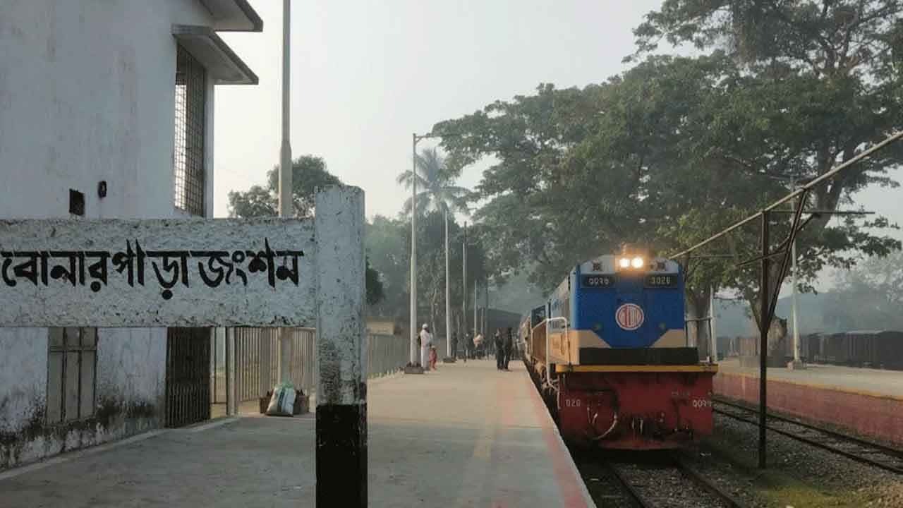 গাইবান্ধা চলন্ত ট্রেন থেকে পড়ে যুবকের মৃত্যু