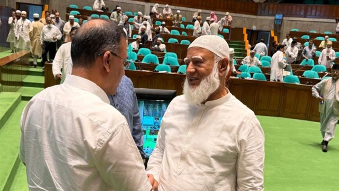 সংসদ কক্ষেই প্রধানমন্ত্রী ও বিরোধী দলীয় নেতার কুশল বিনিময়