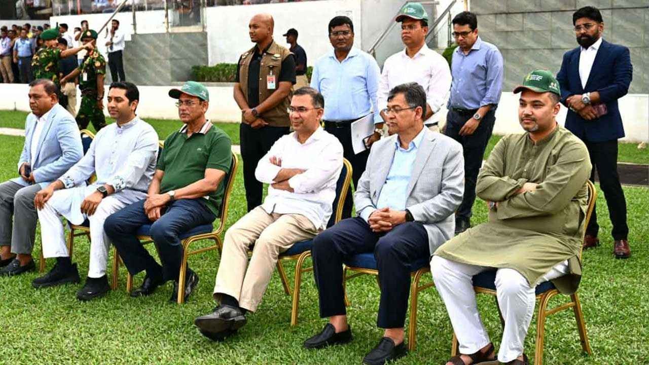 গ্যালারি ছেড়ে মাঠে প্রধানমন্ত্রী, ডেকে নেন ছাত্রদল নেতাদেরও