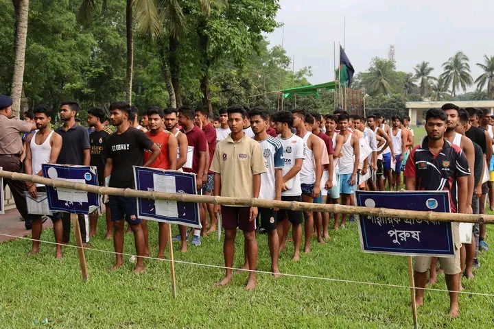 “যোগ্যতার চরম পরীক্ষা: সম্পূর্ণ স্বচ্ছ ও সুশৃঙ্খল পরিবেশে সম্পন্ন হলো তৃতীয় দিনের শারীরিক সহনশীলতা পরীক্ষা”