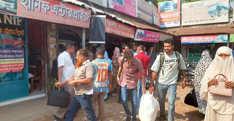 বগুড়া ছুটি শেষ, টিকিট সংকট-বাড়তি ভাড়ায় ফিরছেন যাত্রীরা