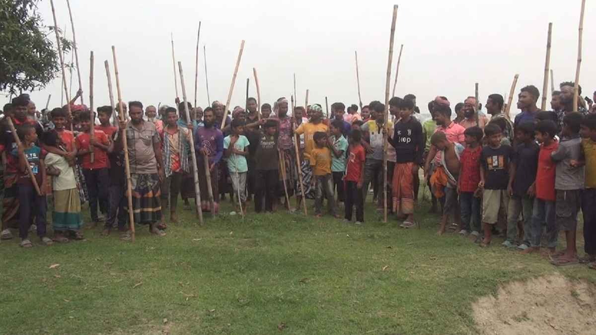 চাঁপাইনবাবগঞ্জের রানিনগরে লাঠিসোঁটা নিয়ে পদ্মা নদী পাহারায় গ্রামবাসী