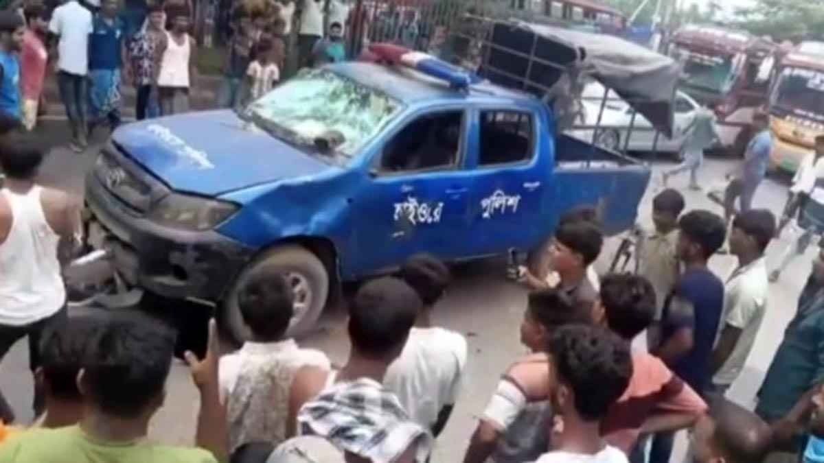 কুমিল্লা থ্রি-হুইলার আটক করায় পুলিশের গাড়ি ভাঙচুর