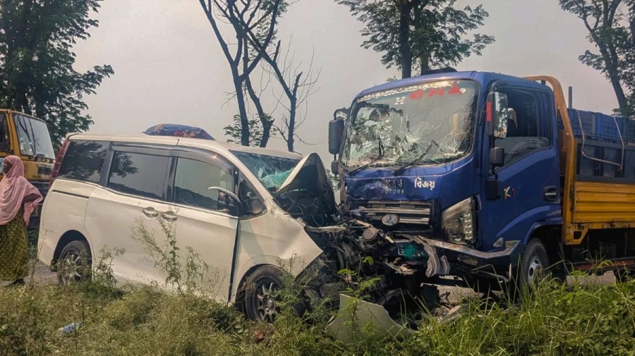 নাটোরে সড়ক দুর্ঘটনায় বাবার কোলে ২ সন্তানের মৃত্যু